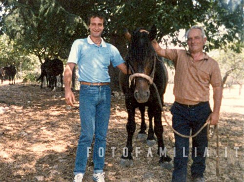 Ettore Martini e Enzo Tirocchi in posa con il cavallo Morello
